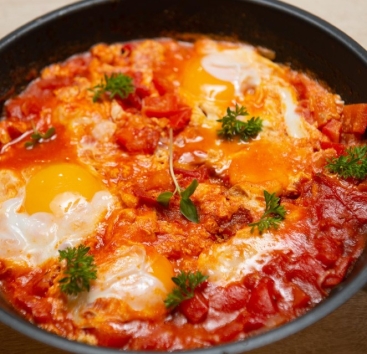 Завтрак (Испанская яичница с томатом и телятиной)